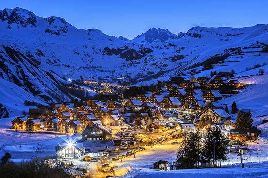 Saint-Jean-d’Arves in inverno al tramonto