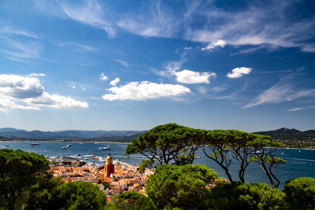Saint-Tropez vista sul porto e sul centro storico