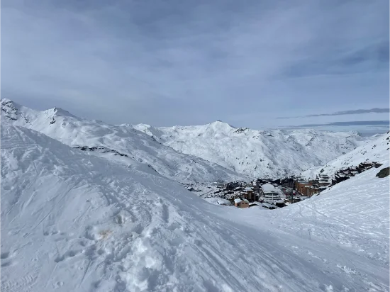 Val Thorens innevata nelle Alpi francesi